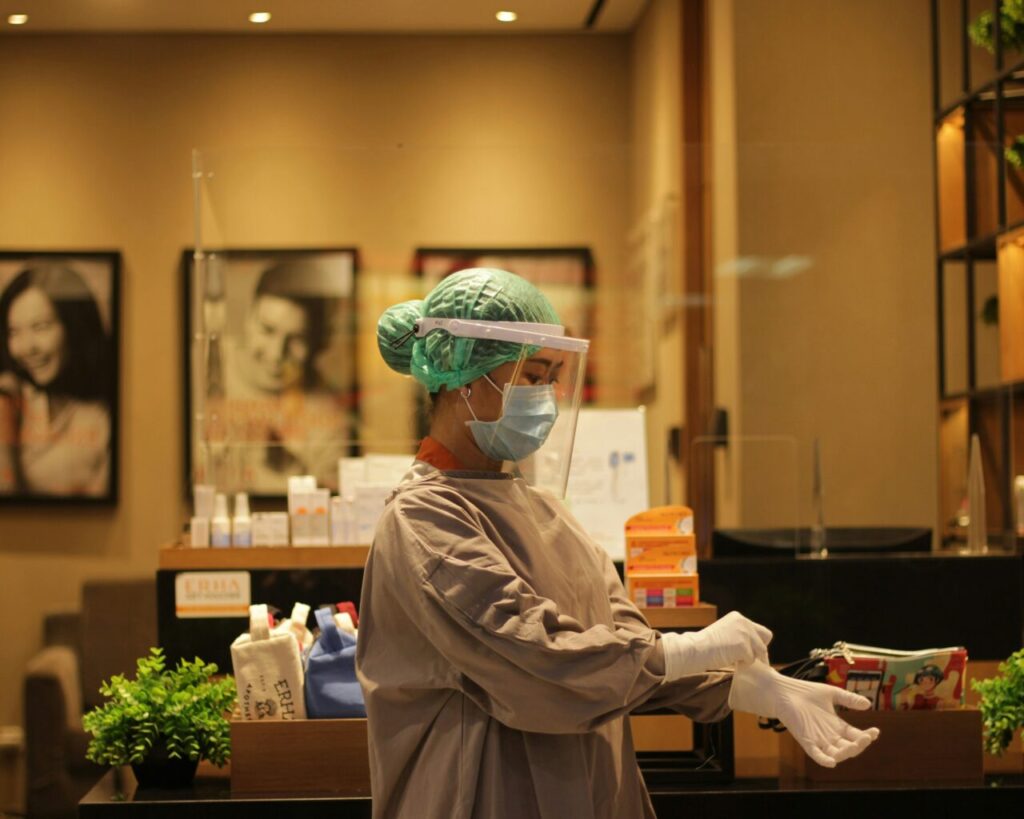 dental-assistant-putting-on-ppe